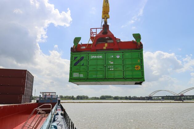 Port of Rotterdam launches first fully electric inland vessel to sail with ZESpacks