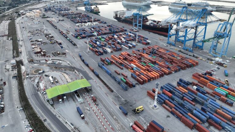Kalmar delivers six hybrid straddle carriers to French terminal