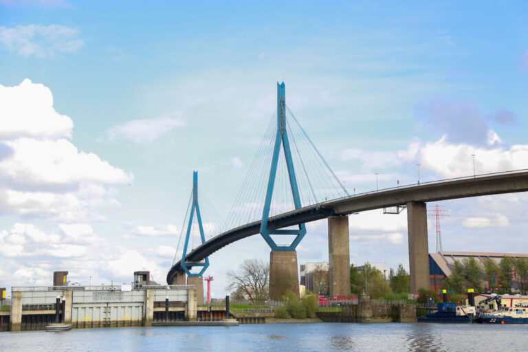 Hamburg Senate advocates for Köhlbrand Bridge replacement