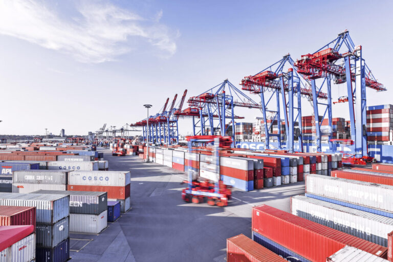 AI-assisted status monitoring of port vehicles optimises logistics processes