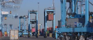 Pier 400 debuts fully electric straddle carriers
