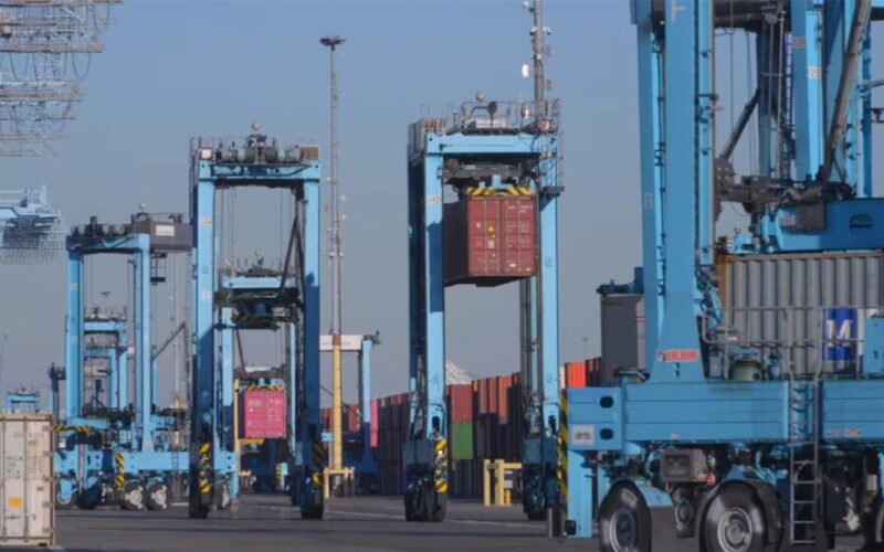 Pier 400 debuts fully electric straddle carriers