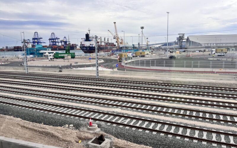 Port of Valencia constructs third railway line between Poniente and Levante docks