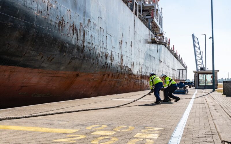 Port of Antwerp-Bruges container throughput plummets in 2023